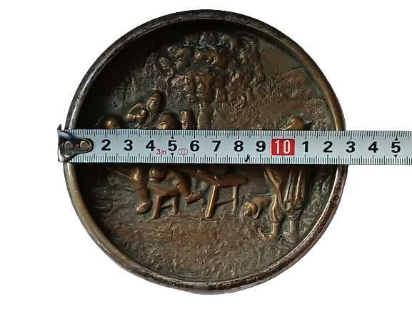 Mała platerowana patera z motywem