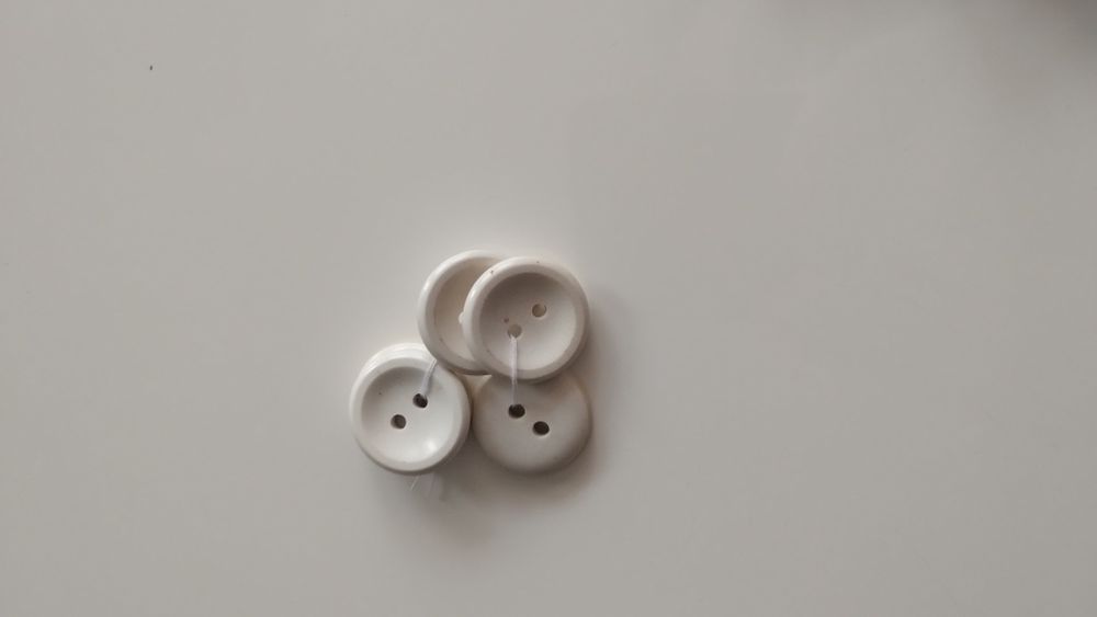 Biało kremowe guziki cena za komplet 5 sztuk