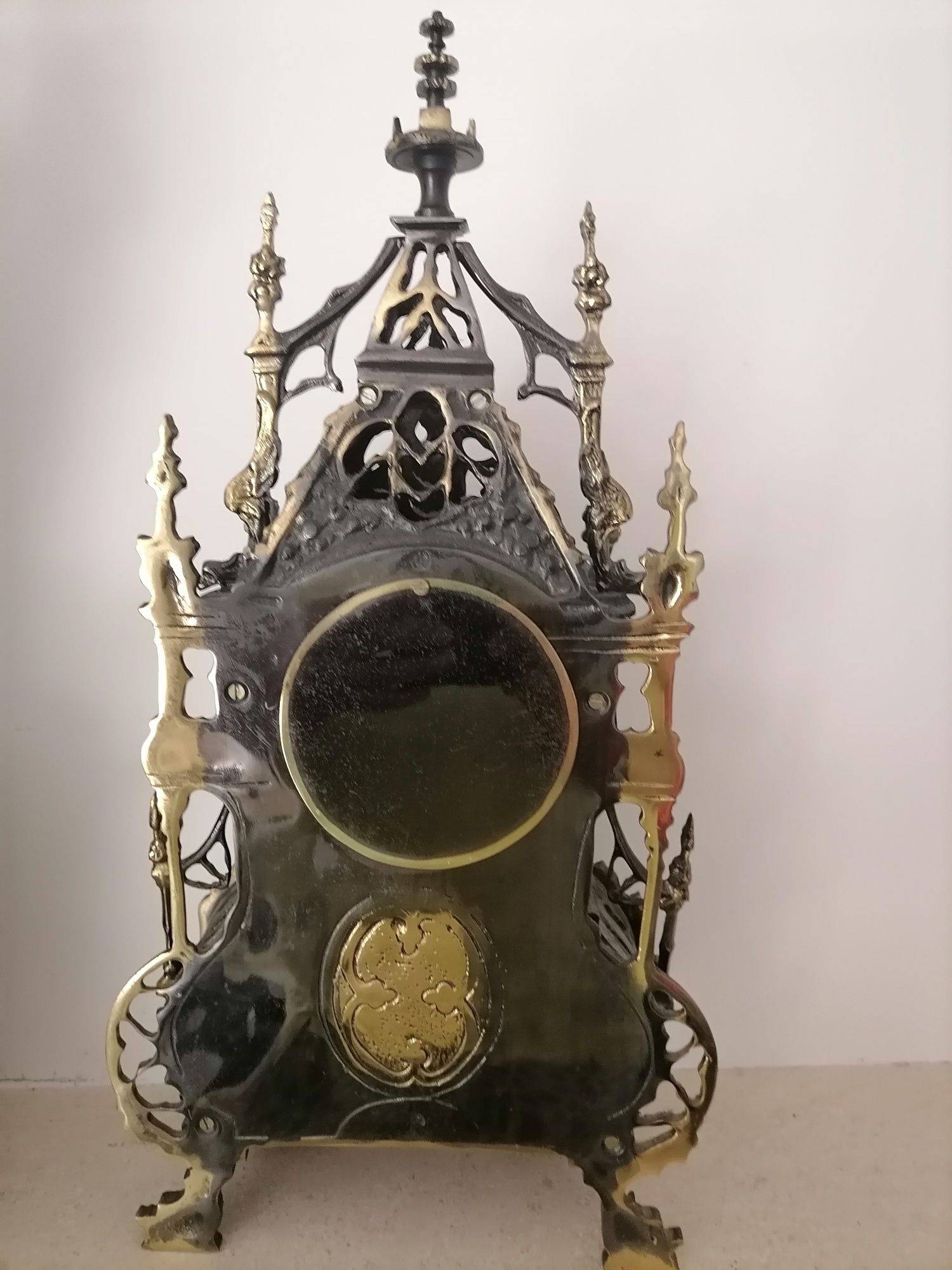 Relógio antigo em bronze a funcionar