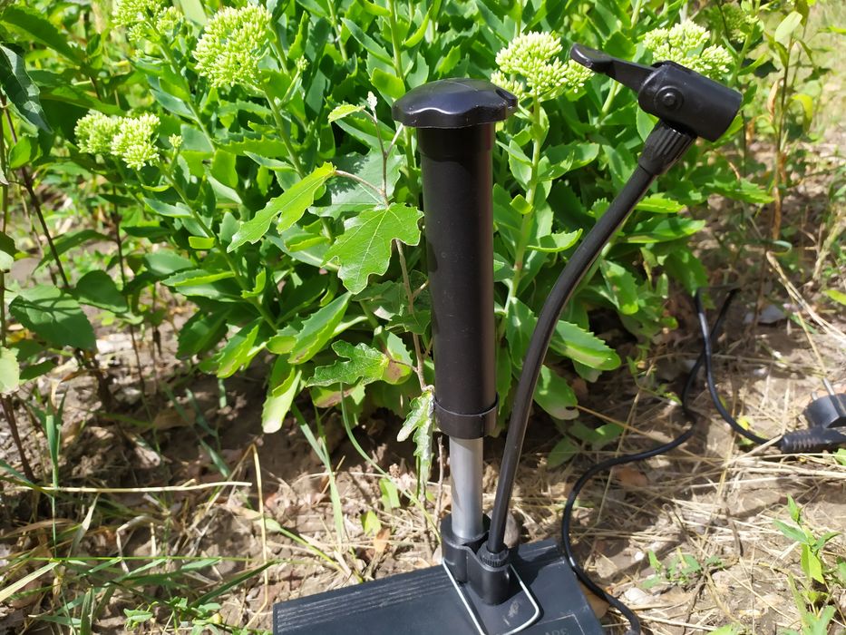 Продам качественный насос подкачки шин и нетолько