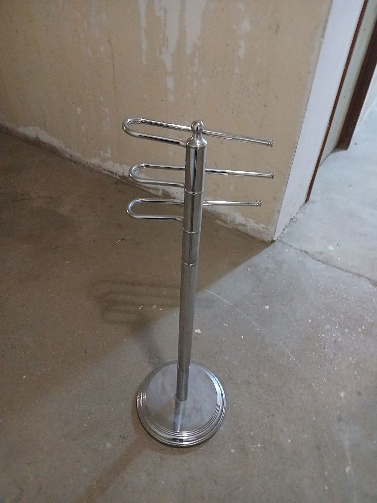 Toalheiro de pé em metal