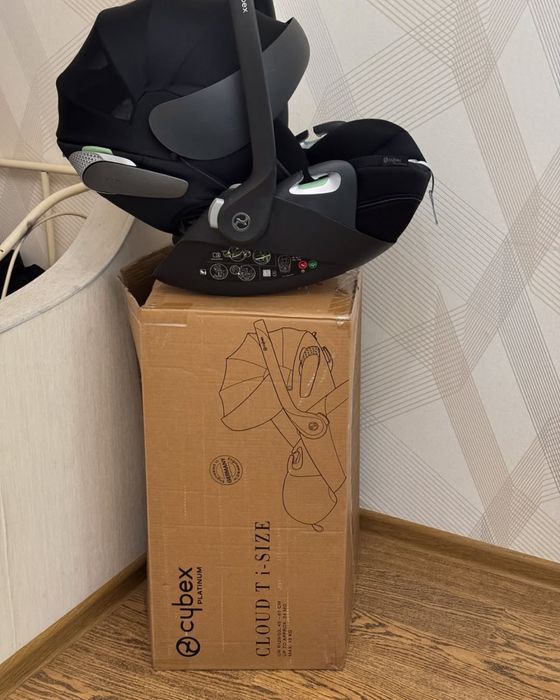 Автокрісло Cybex cloud-T 2025 року сіре і чорне