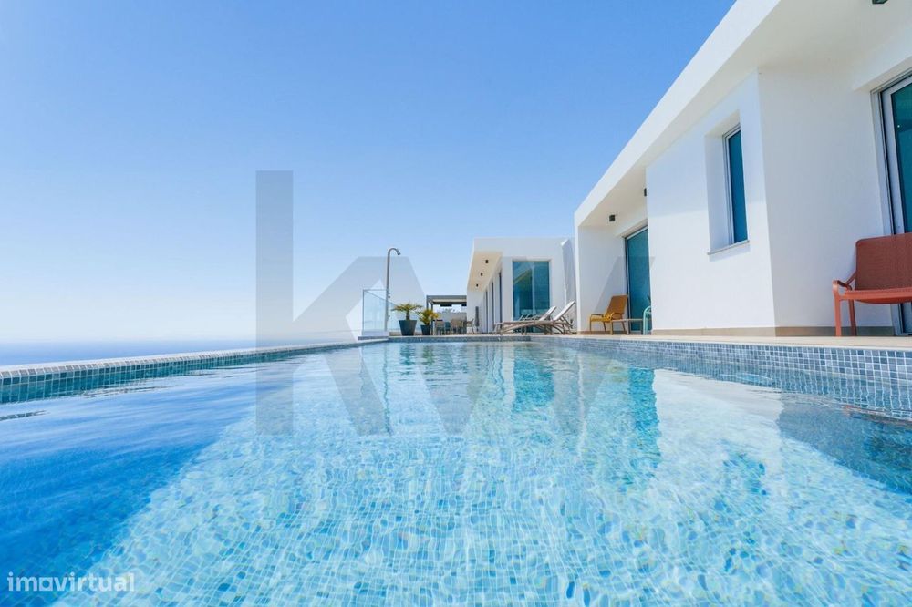 Moradia de luxo situada numa falésia com vista deslumbrante sobre o At