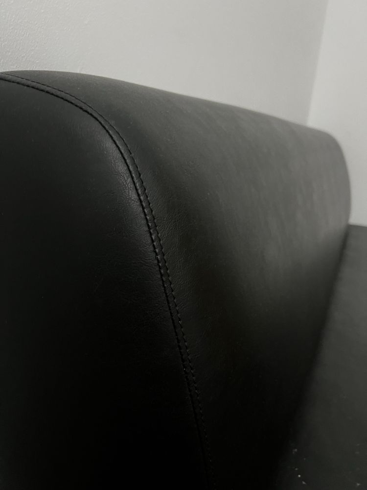 Sofa de couro preto