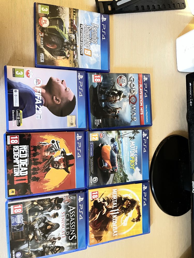 Ps4 + 2 pady +ladowarka do padów + 7 gier