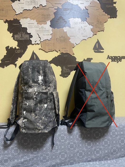 Продаж останніх рюкзаків