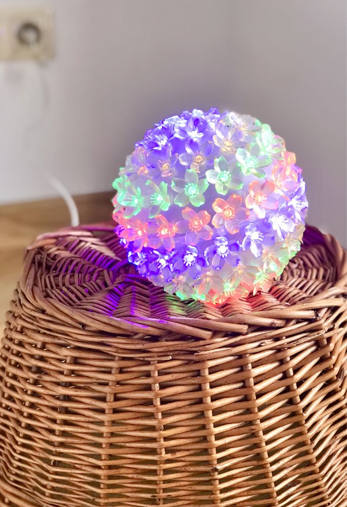 Lampka dekoracyjna kula z kwiatuszkami LED