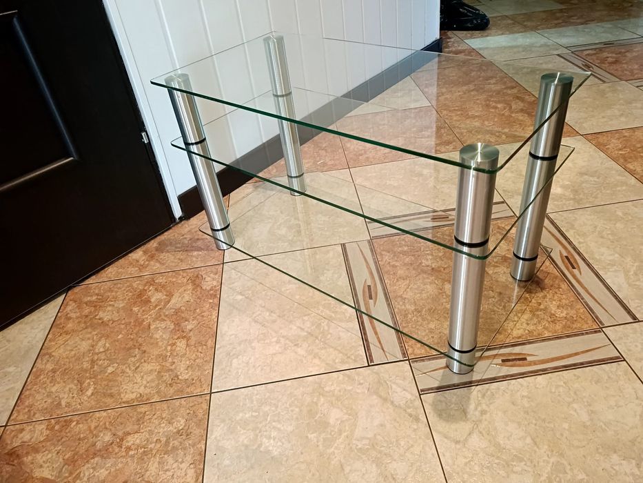 Stoliki RTV szklane: w kolorze czarnym i kolorze jasmym