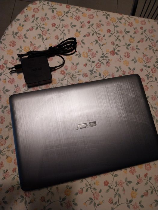 Portátil ASUS F541U avariado - para PEÇAS
O teclado está com