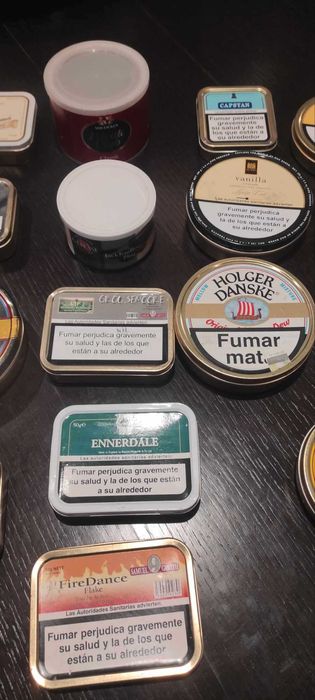 Coleção de latas vazias de tabaco de cachimbo