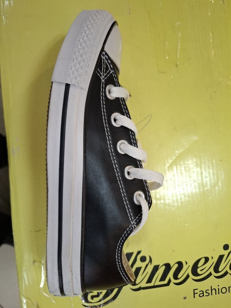 Converse All Star Ox
Leather Black/White
Leather Black/White
103770 Me