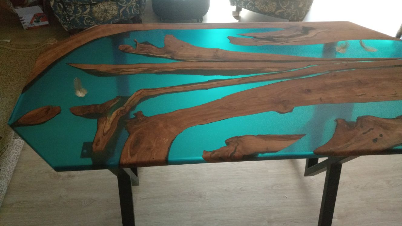 Mesa em resina epoxi com madeira