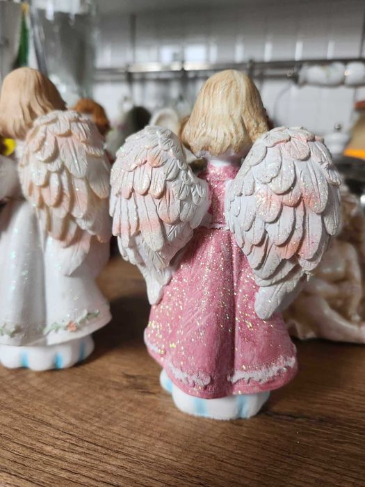 2 anioły czytające biały i różowy o wym. 14x8x7 cm