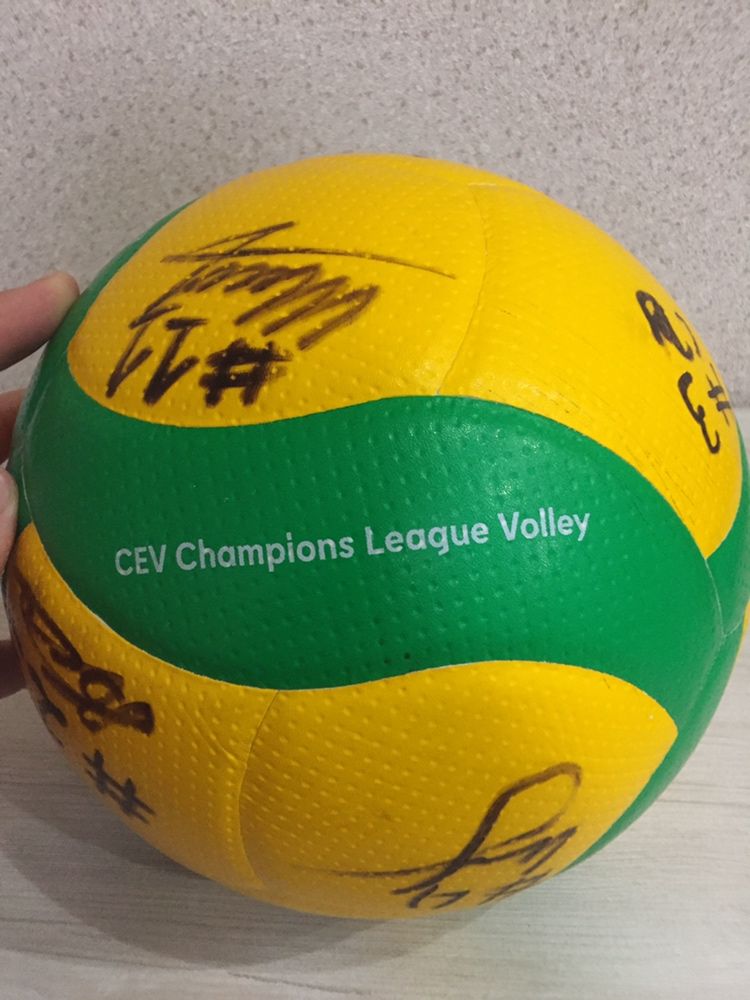 Орігінальний волейбольний мяч ЛЧ з підписами чоловічої командиПрометей