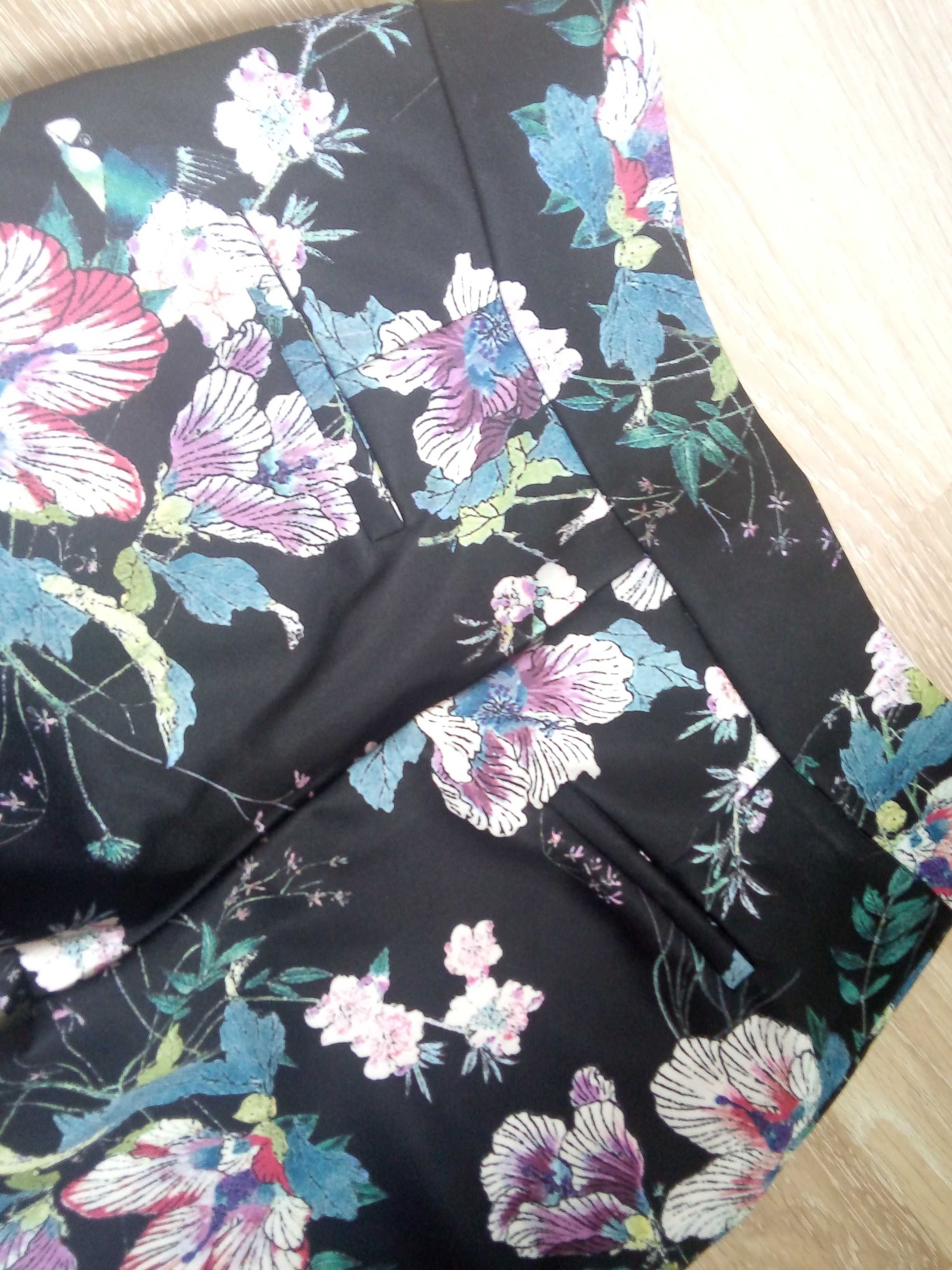 Damskie spodnie z motywem kwiatowym rozmiar M