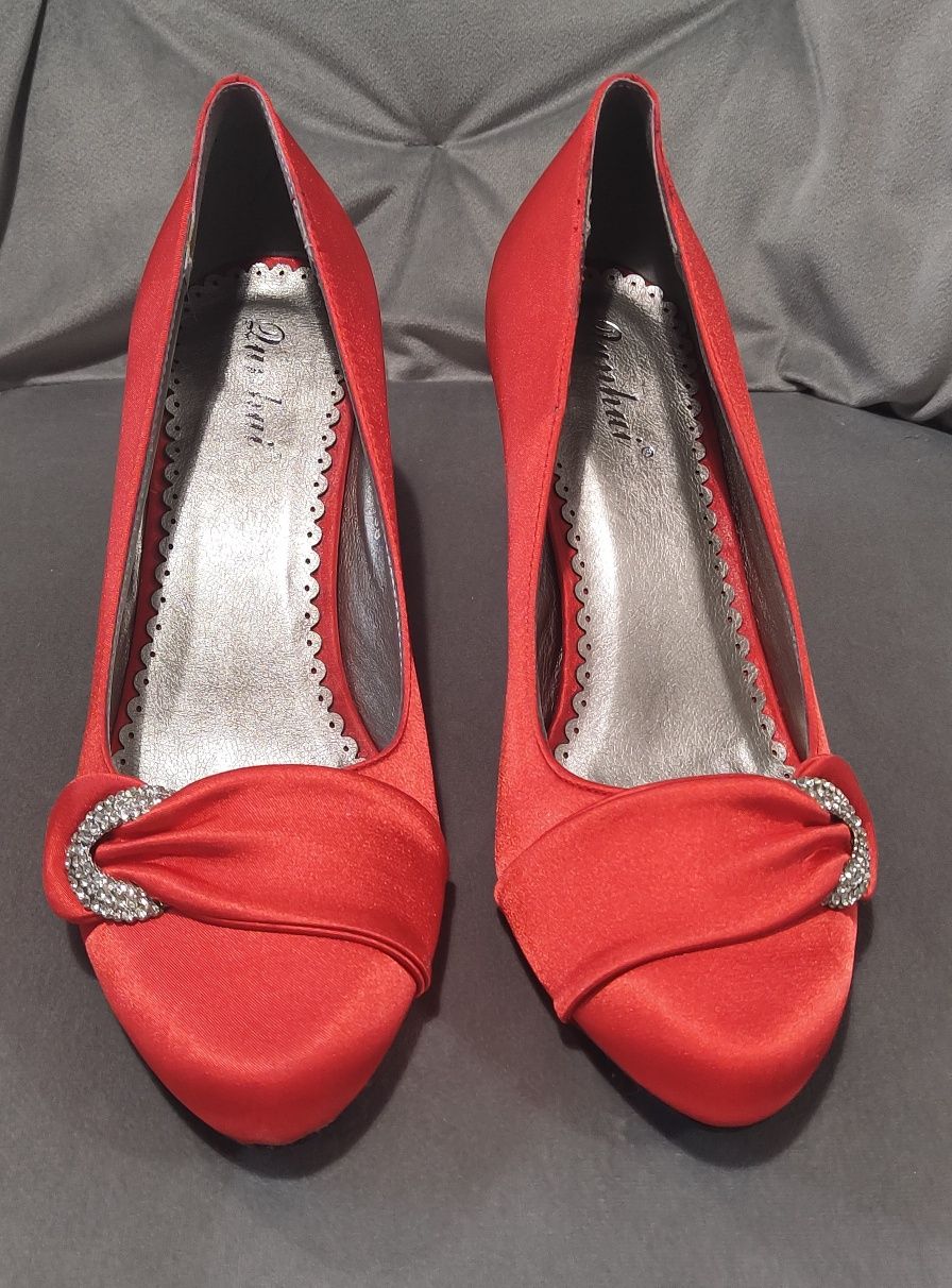 Sapatos elegantes de cetim