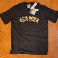 T-shirt preto azulado, parceria da Champion com um team de baseball.