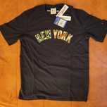 T-shirt preto azulado, parceria da Champion com um team de baseball.
