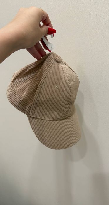 Beżowa aksamitna czapka z daszkiem Sinsay onesize