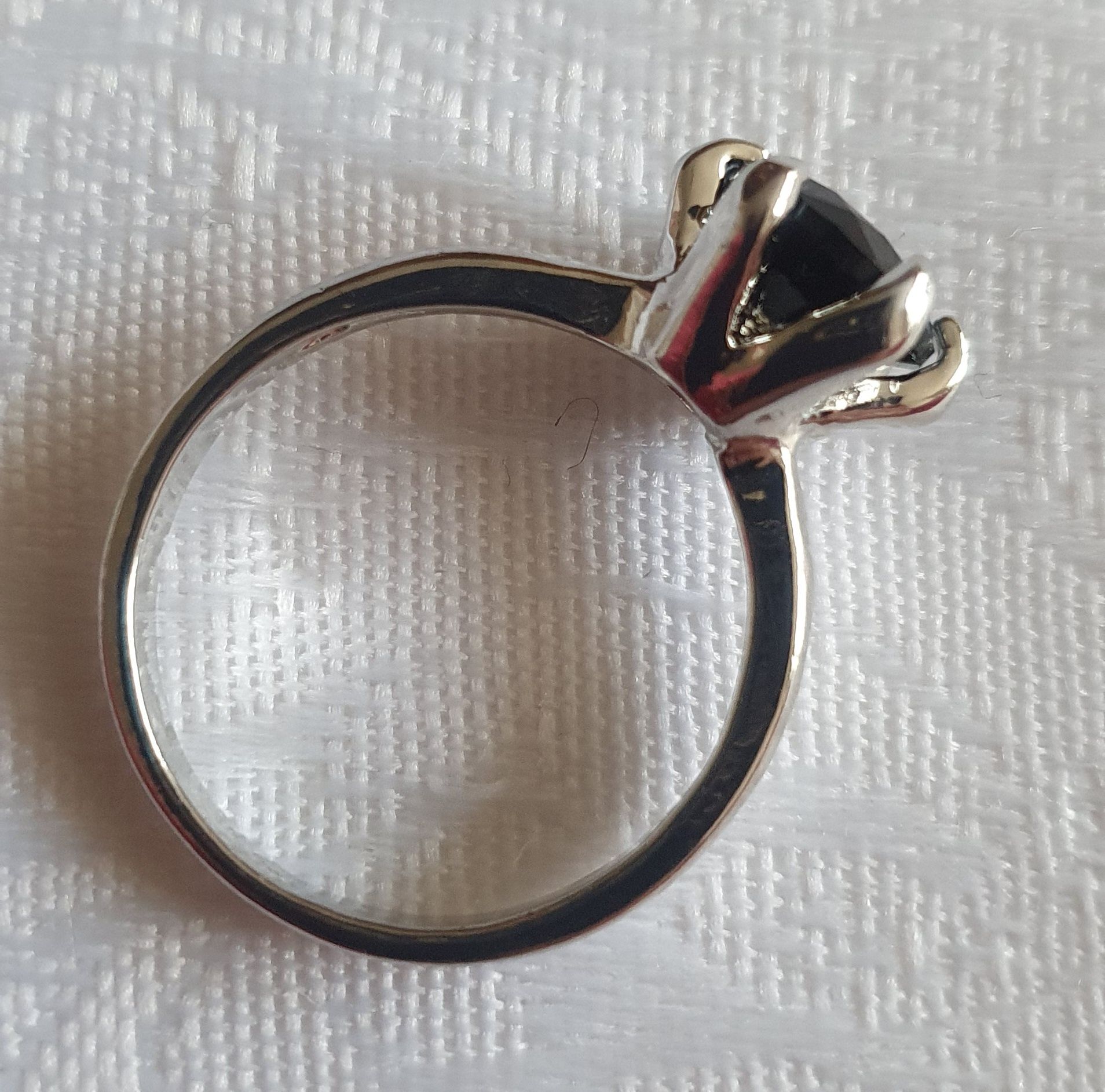Piękny pierścionek w kolorze srebra z czarnym okrągłym oczkiem 18
