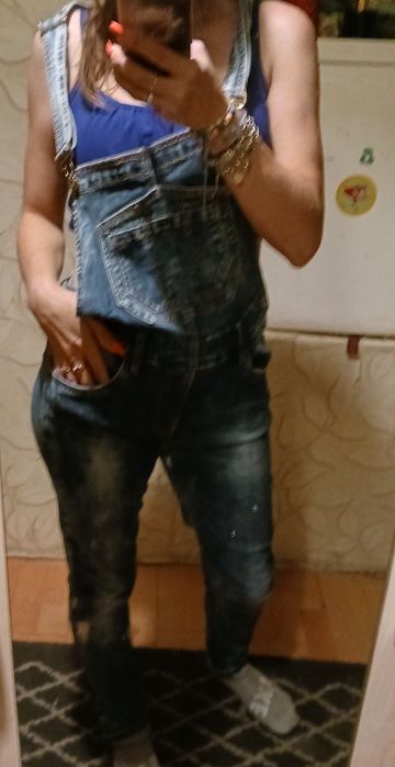 Jeansy damskie na szelkach.