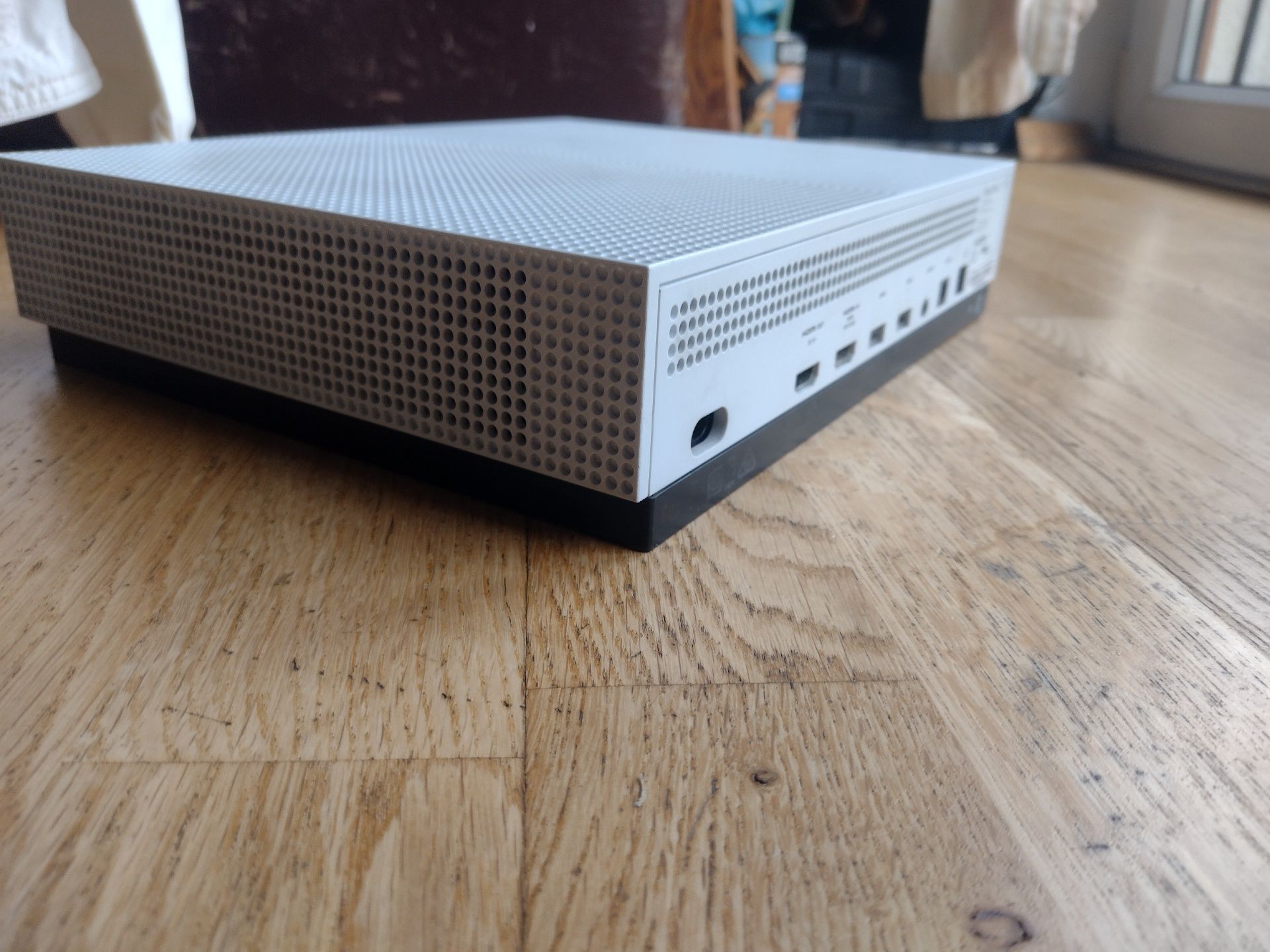 Xbox one S sprawny z 1 kontrolerem,2 grami