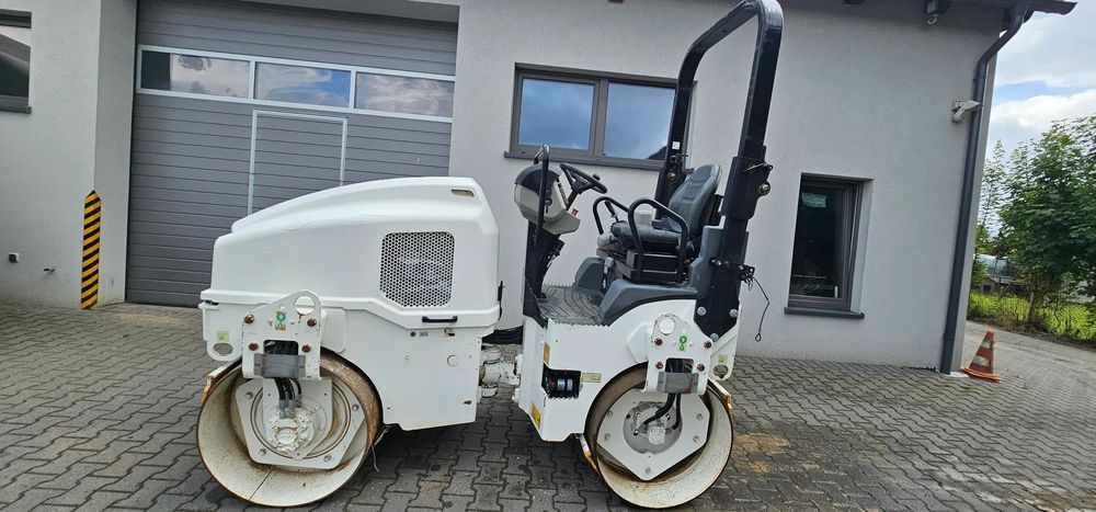 Caterpillar CAT CB 24 B cat CB24B walec drogowy  2016 rok cat CB24B walec drogowy