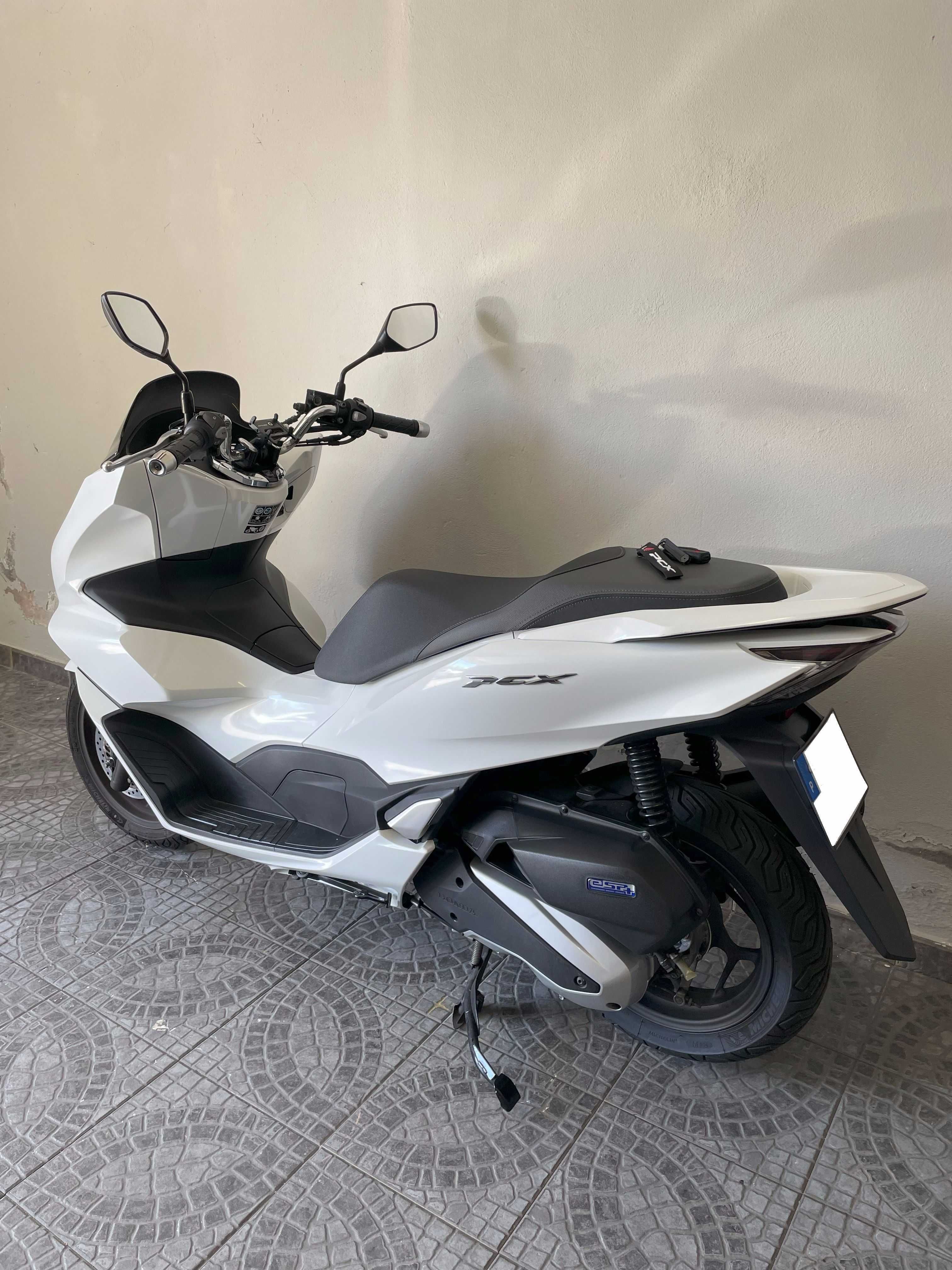 Honda PCX 2022 como nova