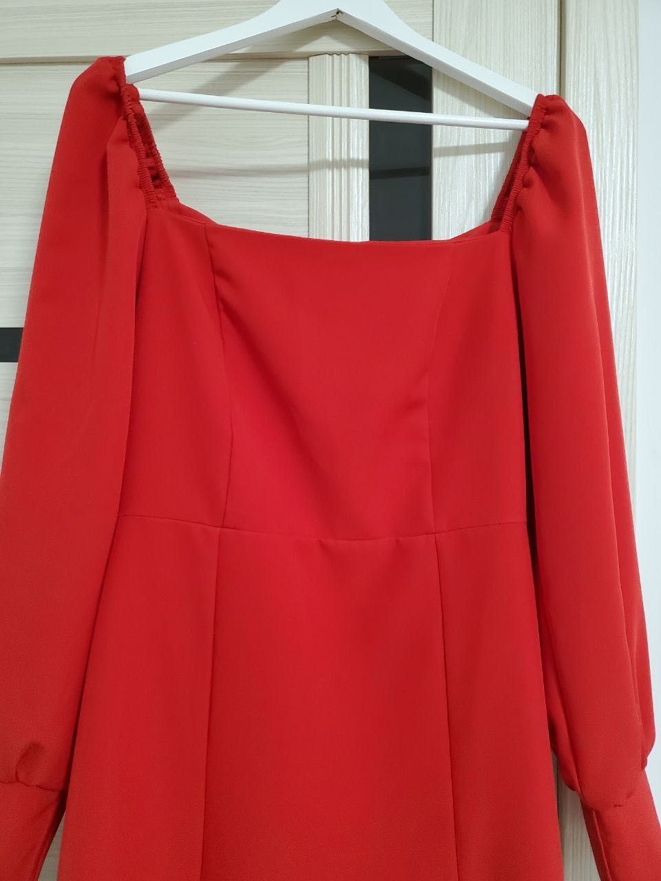 Червоне яскраве плаття з довгим рукавом, в новому стані