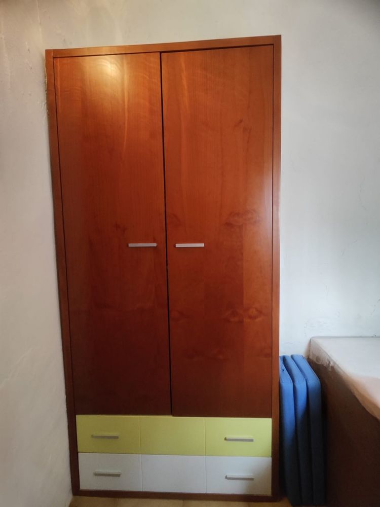 Mobília de quarto em madeira maciça