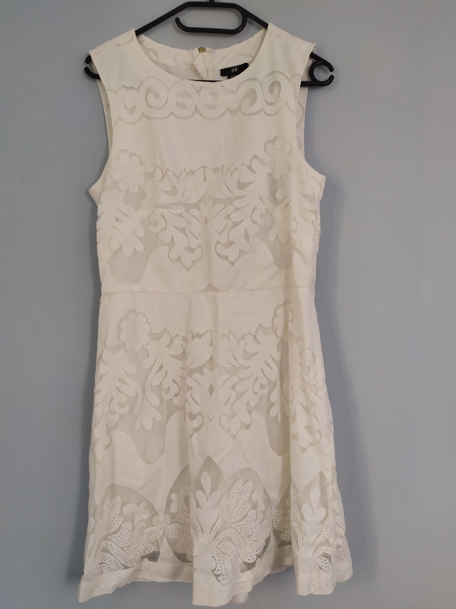 Koronkowa sukienka marki H&M