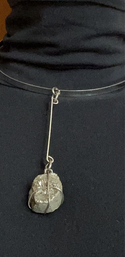 Pendente em pedra com armação metalica