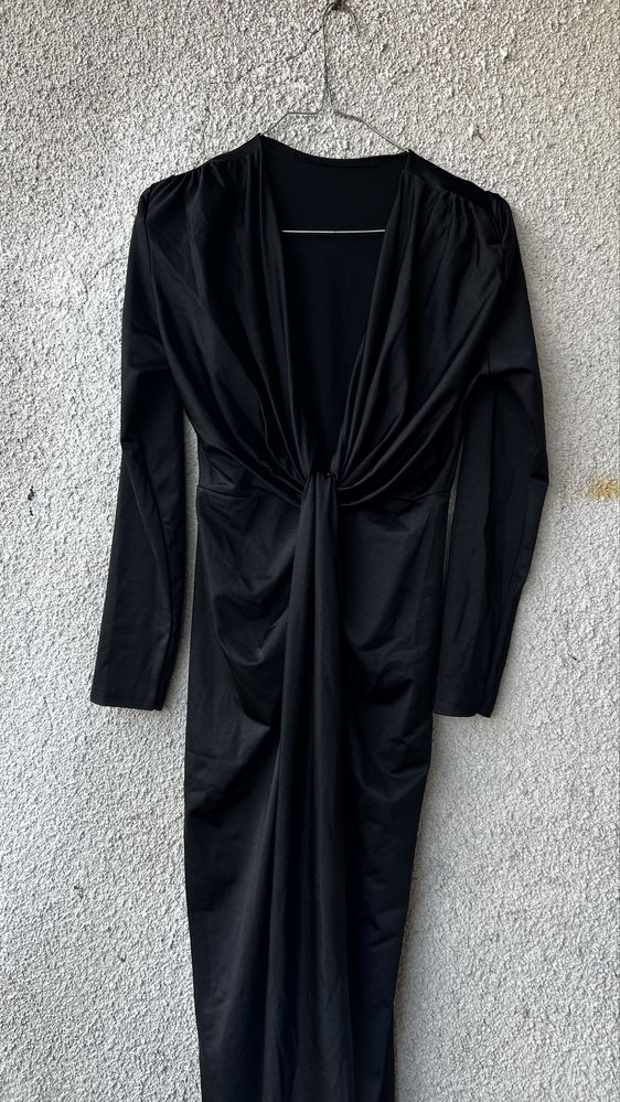 Vestido preto com ombreiras