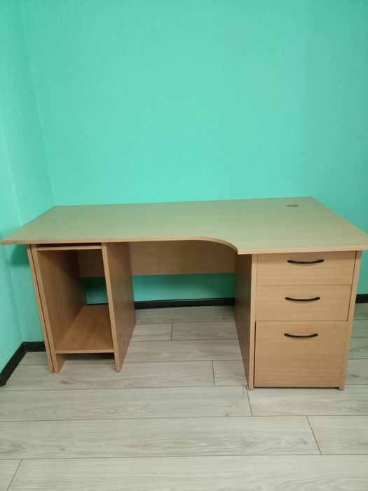 Комп'ютерний письмовий стіл