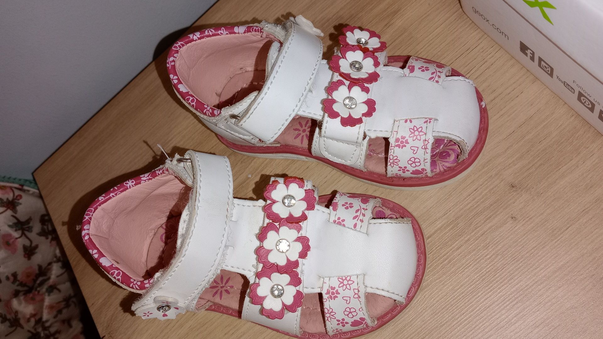 Sandały dla dziewczynki 20 buty białe kwiatki