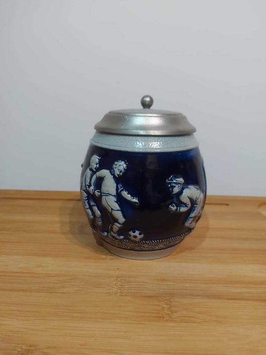 Stary Kufel ceramiczny z pokrywką cynową. Piłka nożna