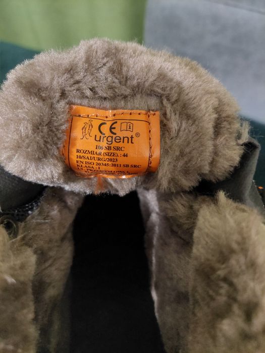 Продам новые рабочии зимнии ботинки на меху 44 размера .