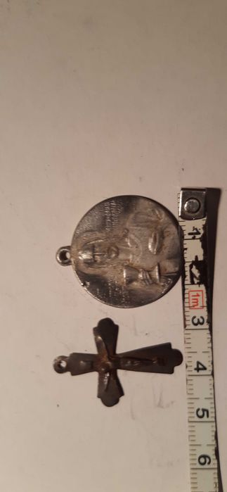 stare dewocjonalia , wisiorki świetych i krzyżyk pamiątka prl