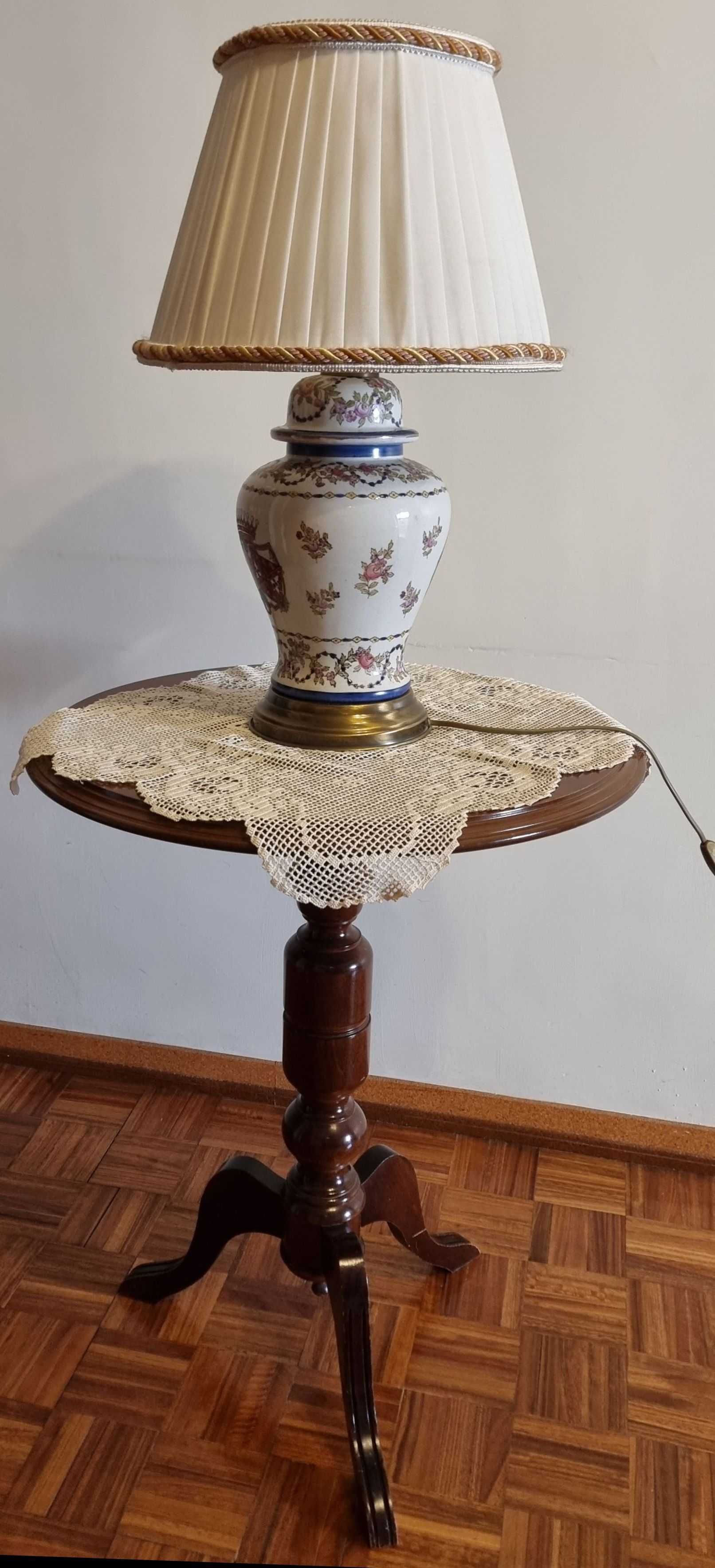 Mesinha redonda de madeira