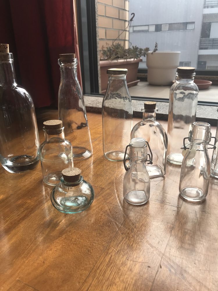 Coleccao de frascos e garrafas de vidro variados