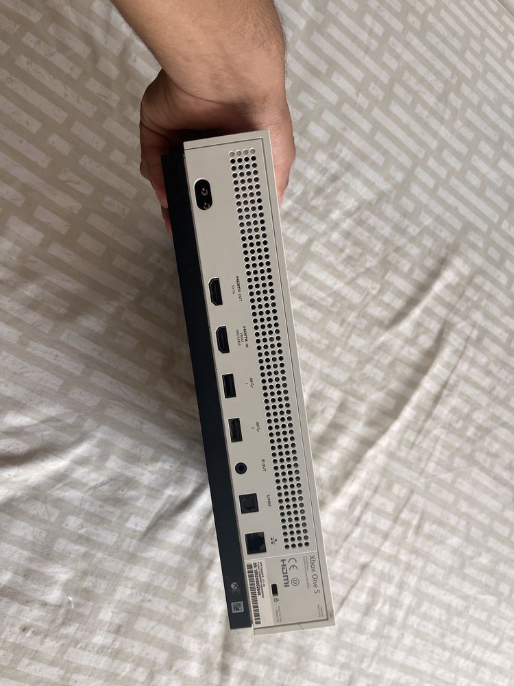 Vende-se ou troco em trotinete, ta com marca de usos. Xbox one!