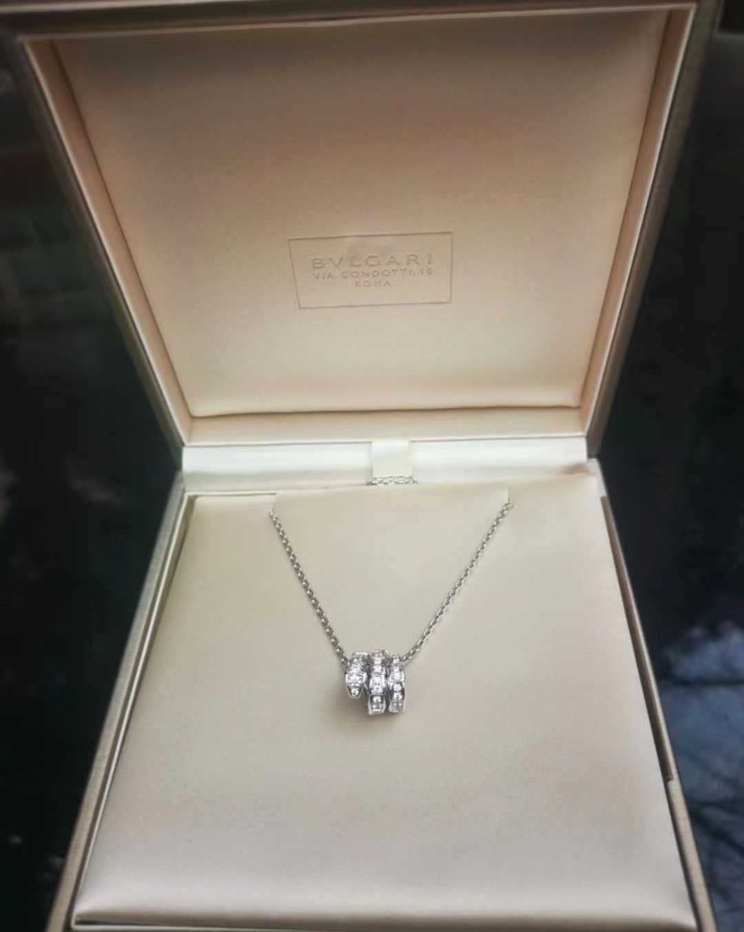 Naszyjnik z 18-karatowego złota BVLGARI SERPENTI w kolorze srebrnym