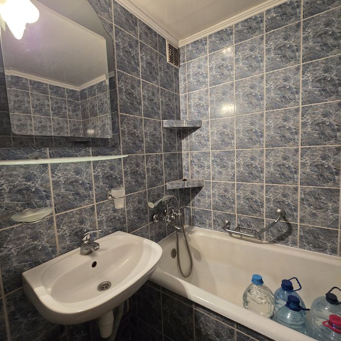 ДОБРОТНА 3 кімнатна квартира біля торгового центру