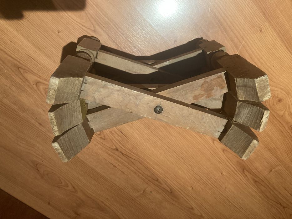 Mesa de apoio feita a mao  ( antiga)