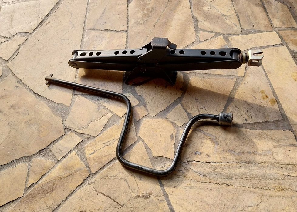 Lewarek trapezowy samochodowy