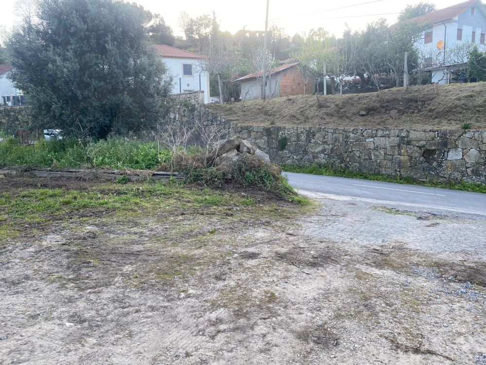 Terreno com coberto e saida para estrada nacional