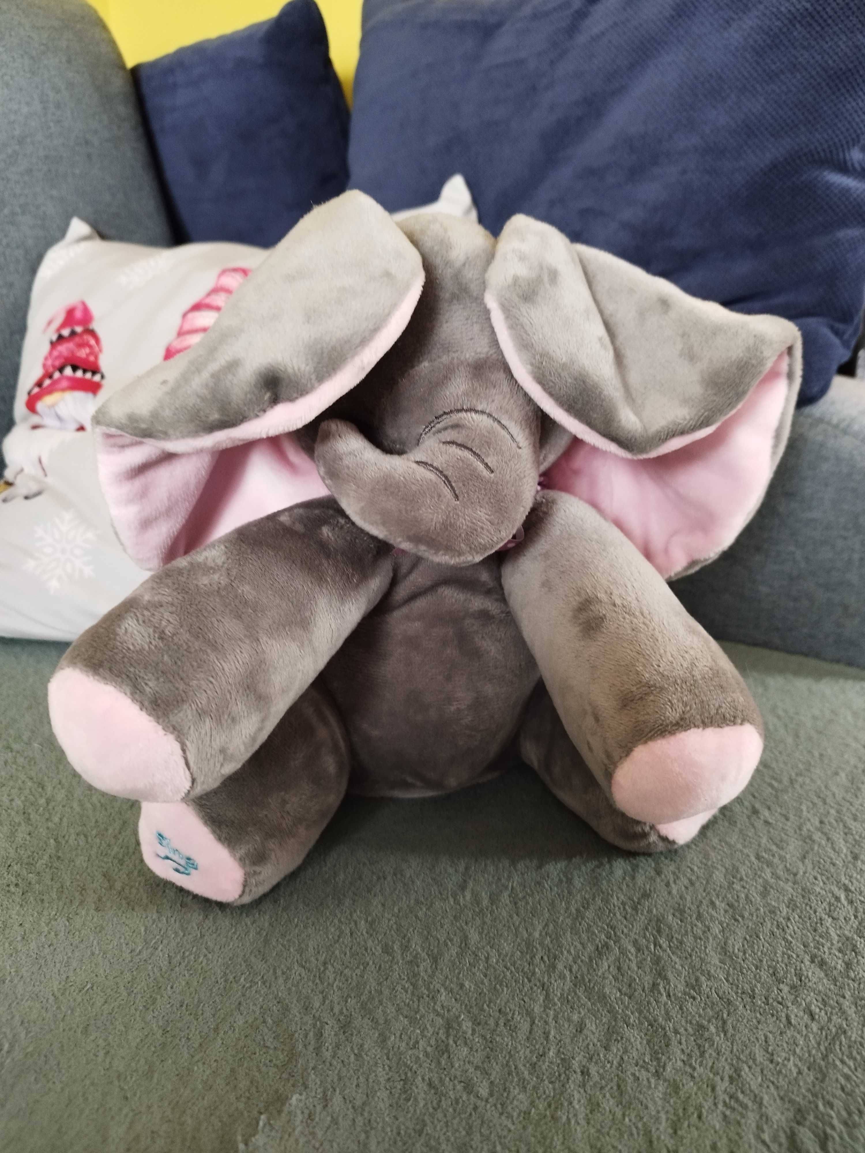 Słoń bawiący się w akuku pluszowy
