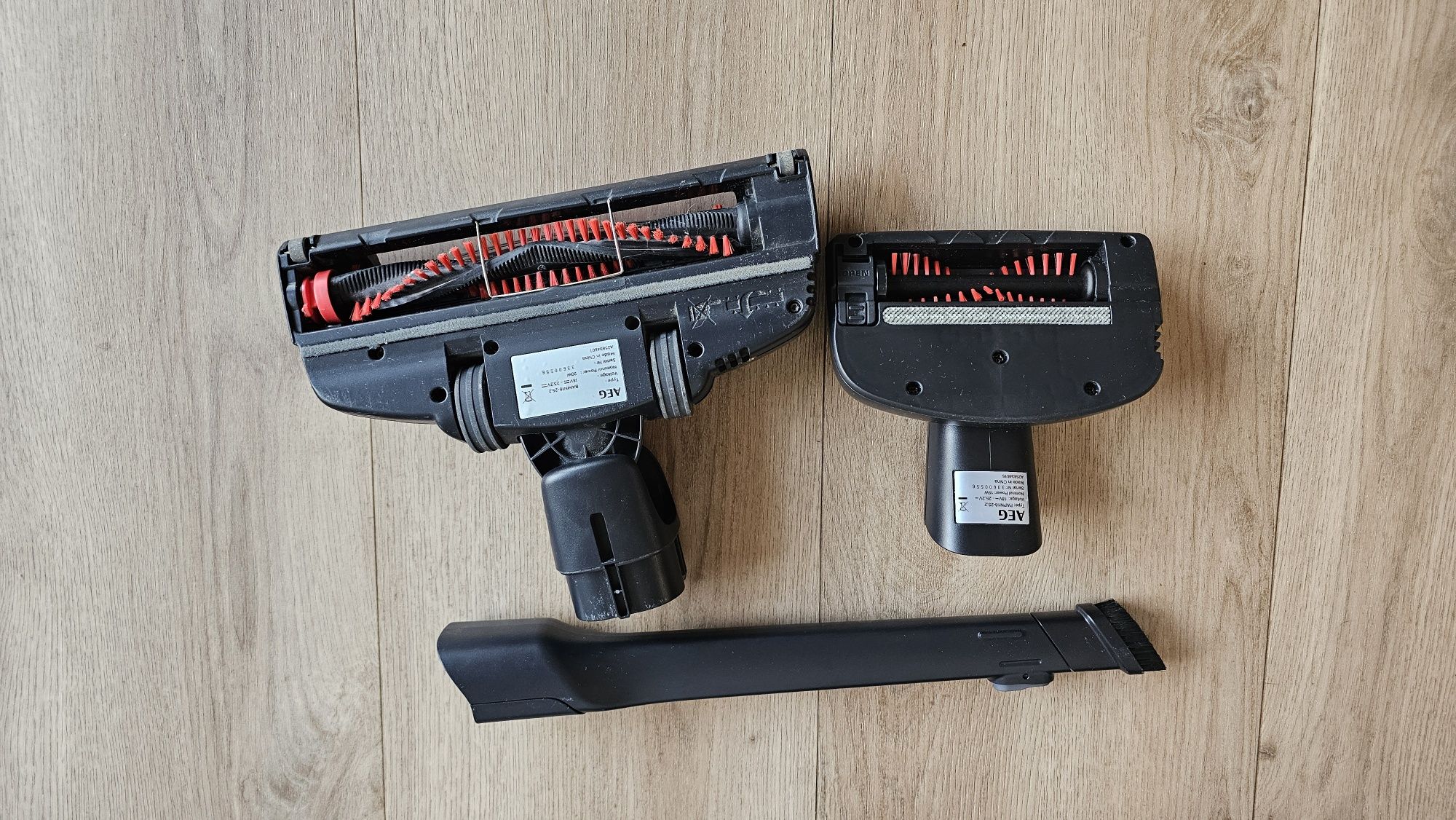 Odkurzacz pionowy AEG QX6145AN czarny