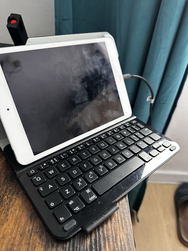 iPad mini - Apple biały + odlaczana klawiatura bluetooth