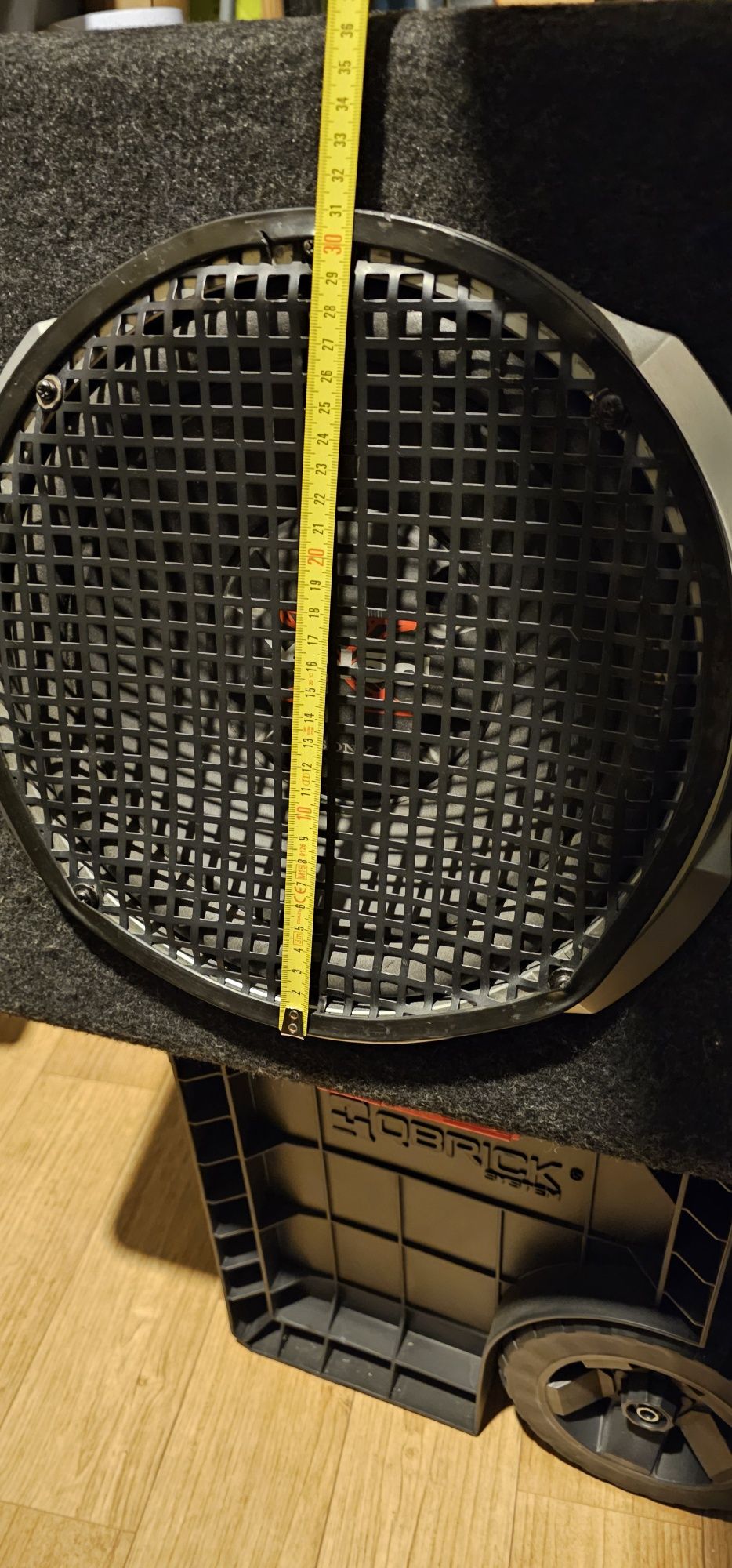 Głośnik subwoofer bas samochodowy ze wzmacniaczem.